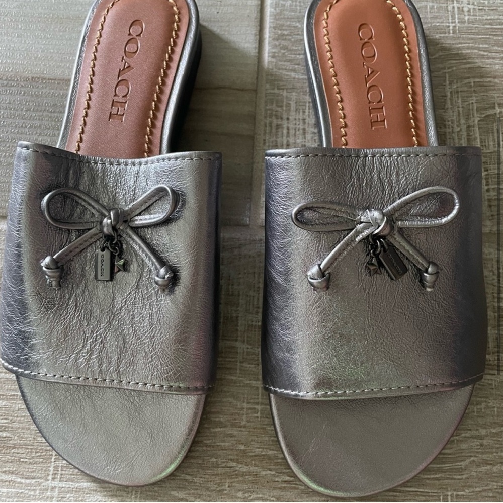 BRAND NEW! Coach Women's Silver Leather Bow Slide Sandals😍